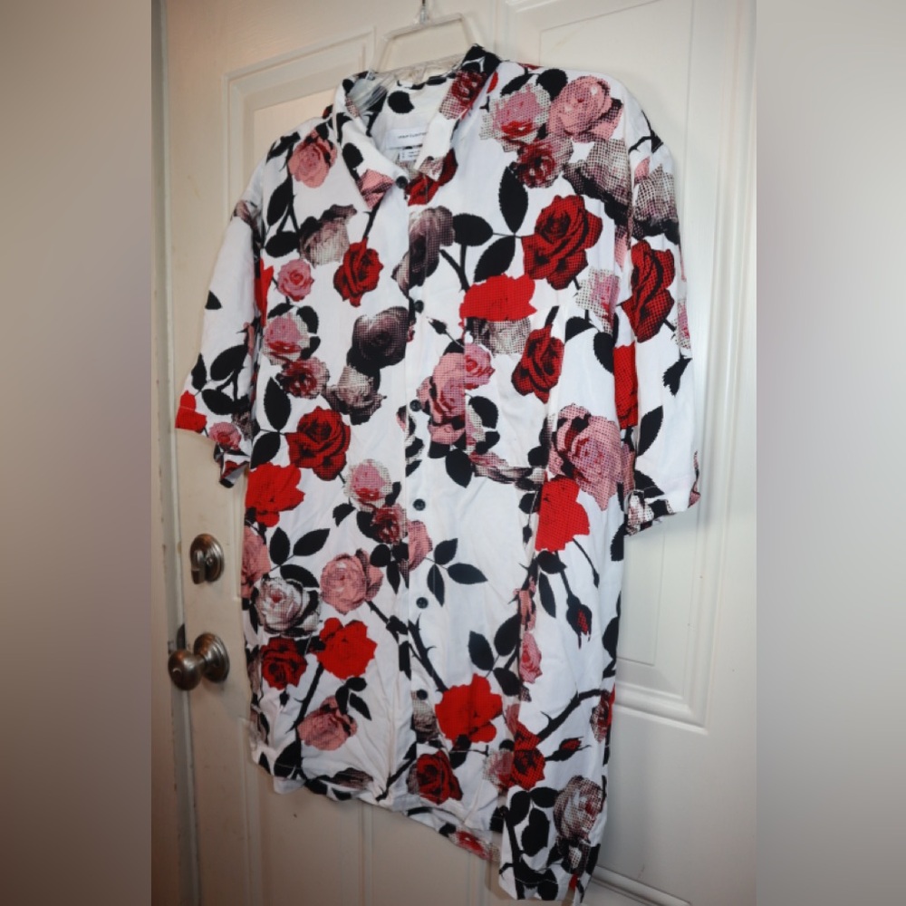 UO Rose Rayon Short Sleeve Button-Down Shirt SIZE LARGE